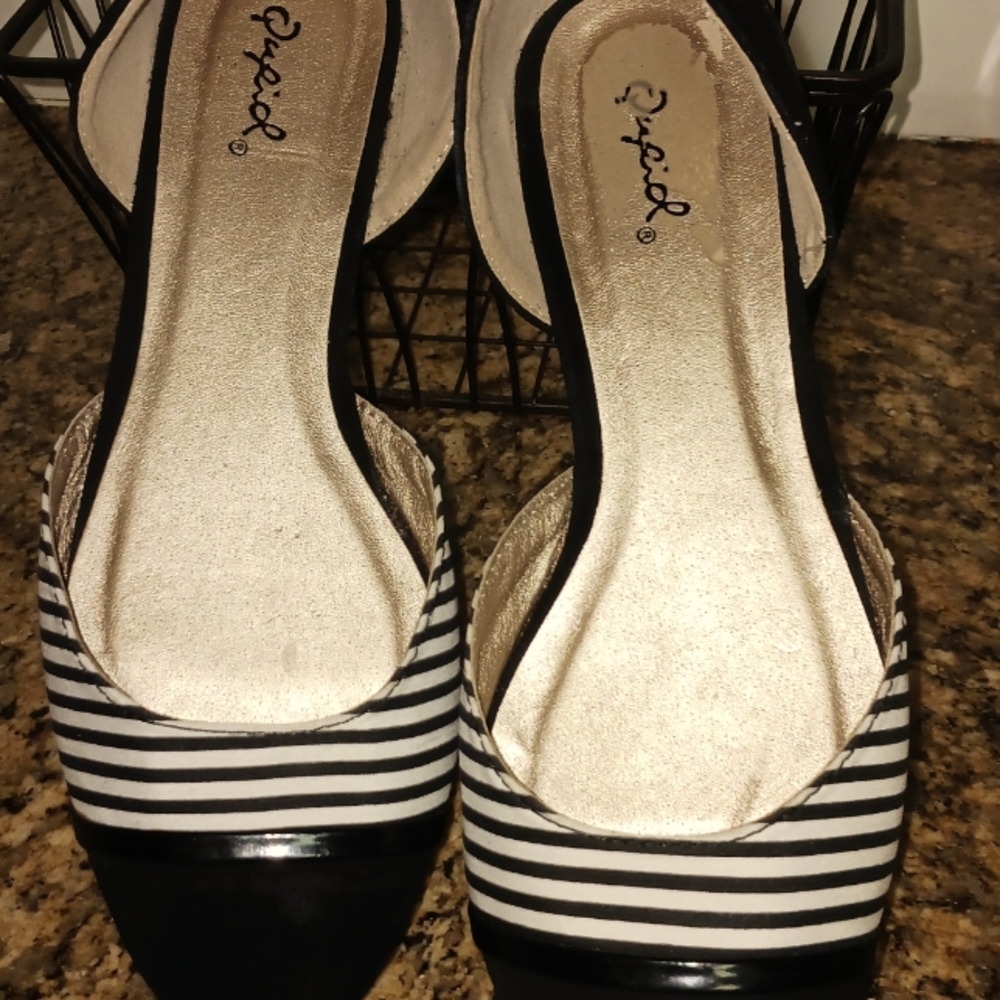 Qpid shoes. Flats size 8. Closed toe.